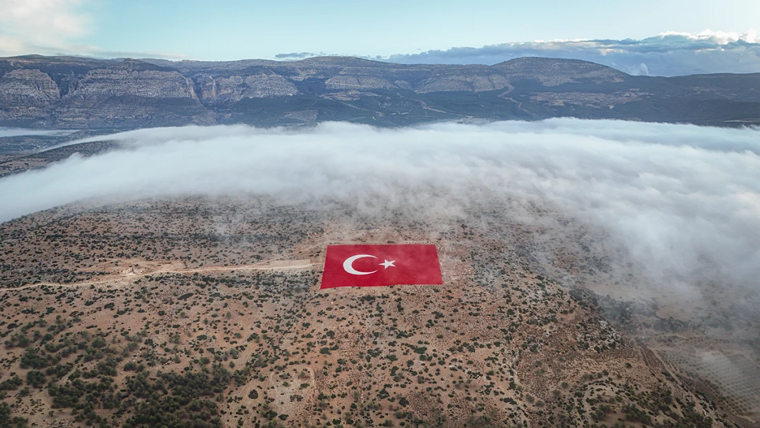 22 dönümlük araziye işlenen Türk bayrağı siste görüntülendi