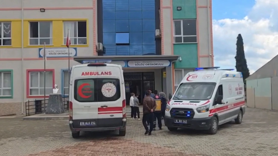 23 öğrenci zehirlenme şüphesiyle hastaneye kaldırıldı