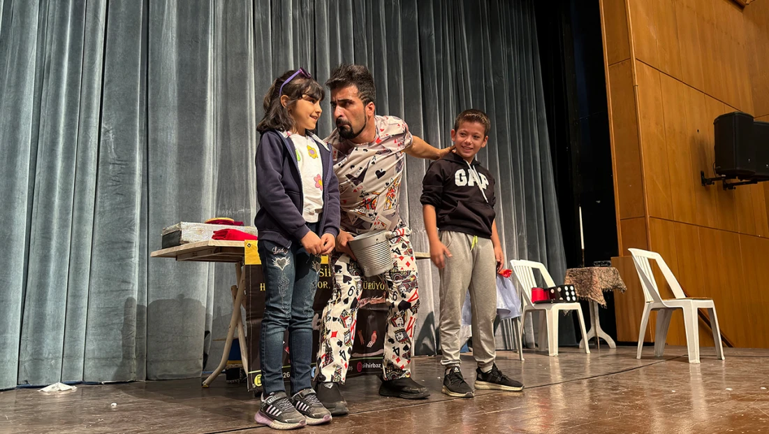 Ara tatilde çocuklar tiyatro gösterisiyle eğlendi