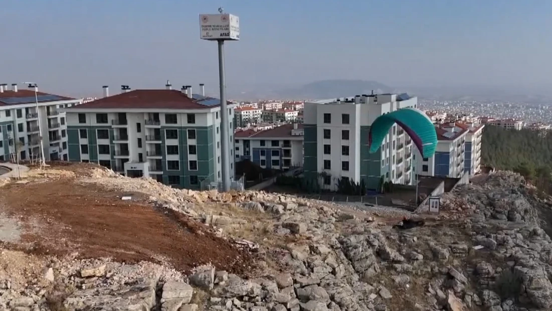 Deprem sonrası dönüşen İndere, yamaç paraşütçülerinin yeni rotası oldu