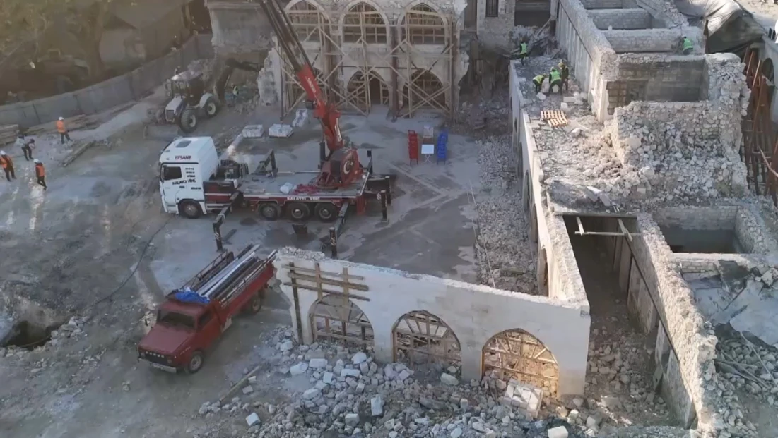 Depremlerde yıkılan tarihi Tuz Hanı yeniden ayağa kaldırılıyor