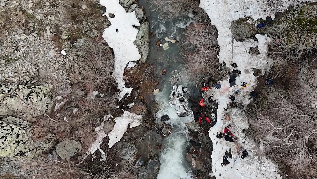 Dereye düşen ticari araçtaki 3 kişi hayatını kaybetti