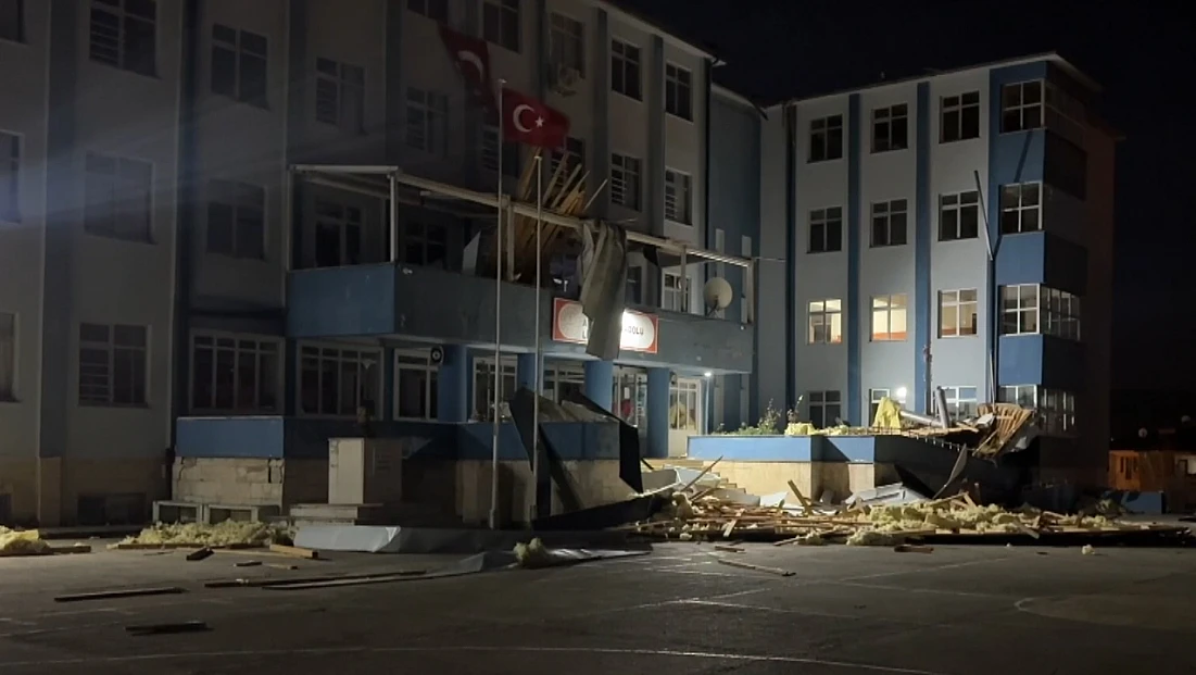 Fırtına çatıları uçurdu, eğitime bir gün ara verildi