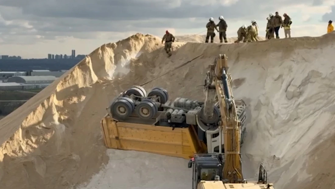 Hafriyat kamyonunun kasası ve şasisi arasında sıkışan işçi öldü