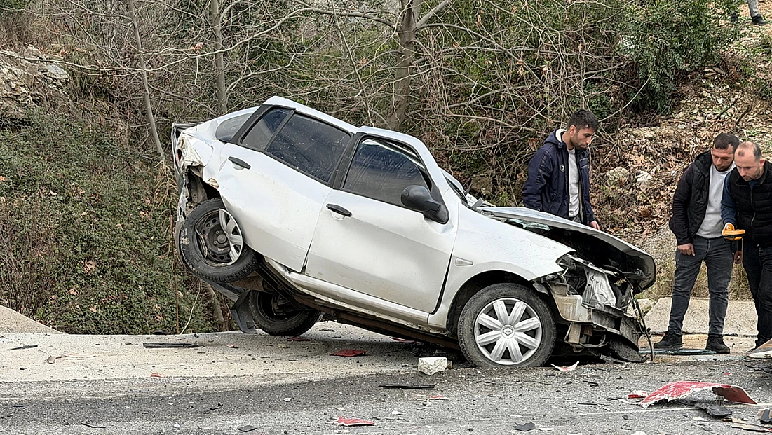 İki otomobil ile tırın çarpıştığı kazada 1 kişi öldü, 3 kişi yaralandı