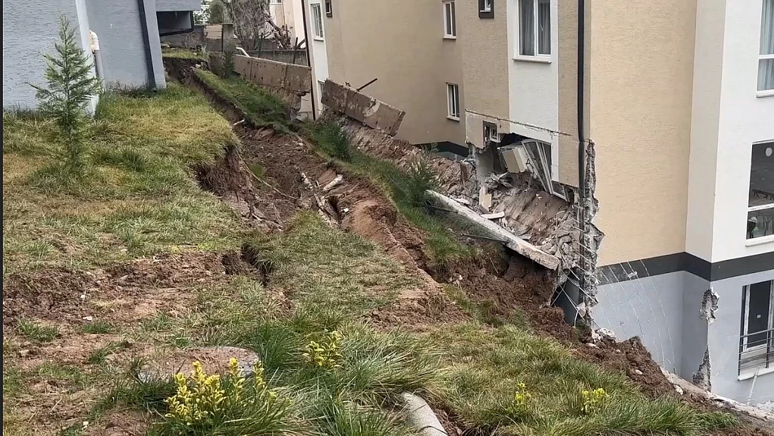 İstinat duvarının çökmesi nedeniyle 3 bina tahliye edildi