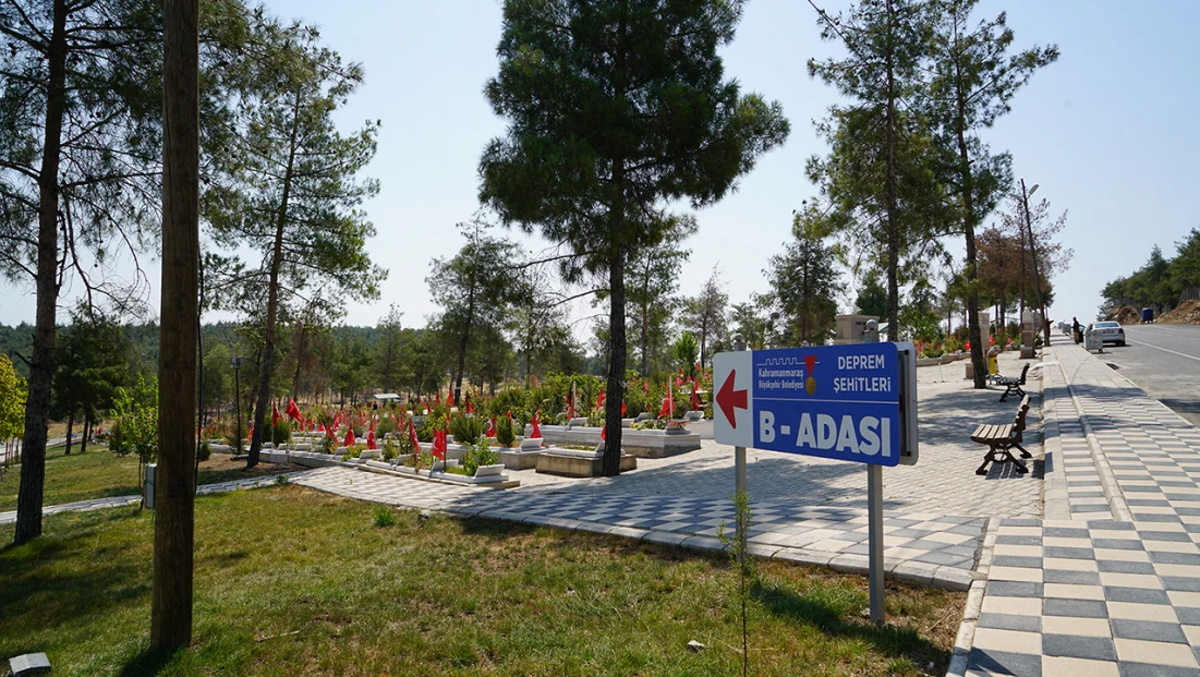 Kahramanmaraş’ın mezarlıkları tek tek onarılıyor