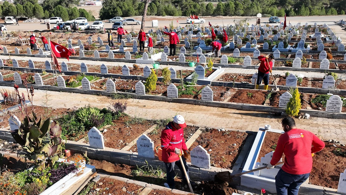 Kahramanmaraş’ta mezarlıklarında bakım ve düzenleme çalışmaları sürüyor