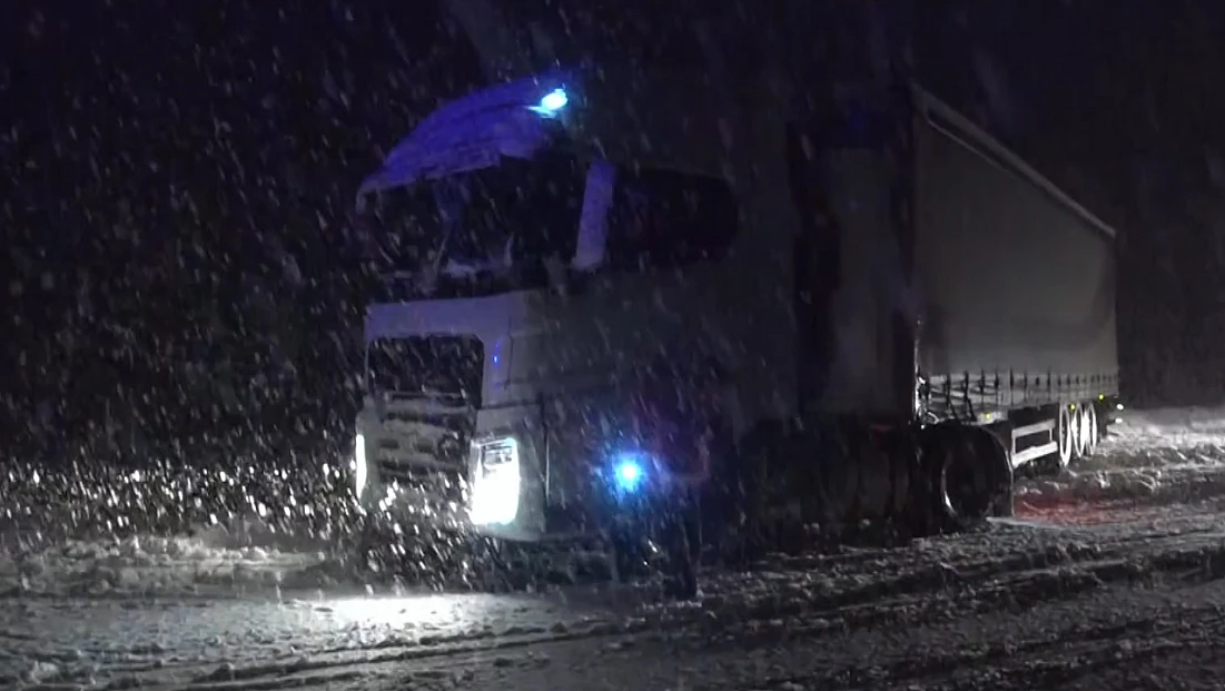 Kar nedeniyle mahsur kalanlar ekiplerce kurtarıldı