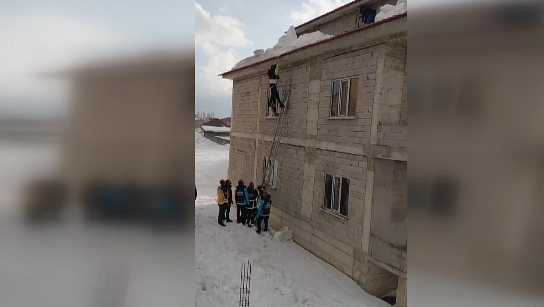 Karı kürümek isterken  çatıda asılı kaldı