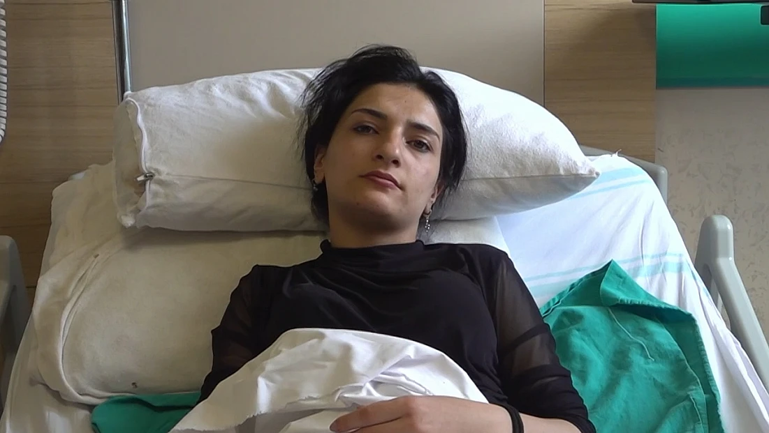 Karın ağrısı için kullandığı sıcak su torbası patlayınca genç kız hastanelik oldu