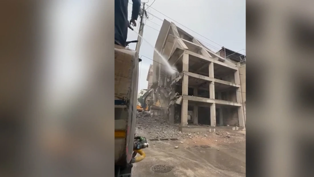 Kontrolsüz yıkım yan binaya zarar verdi