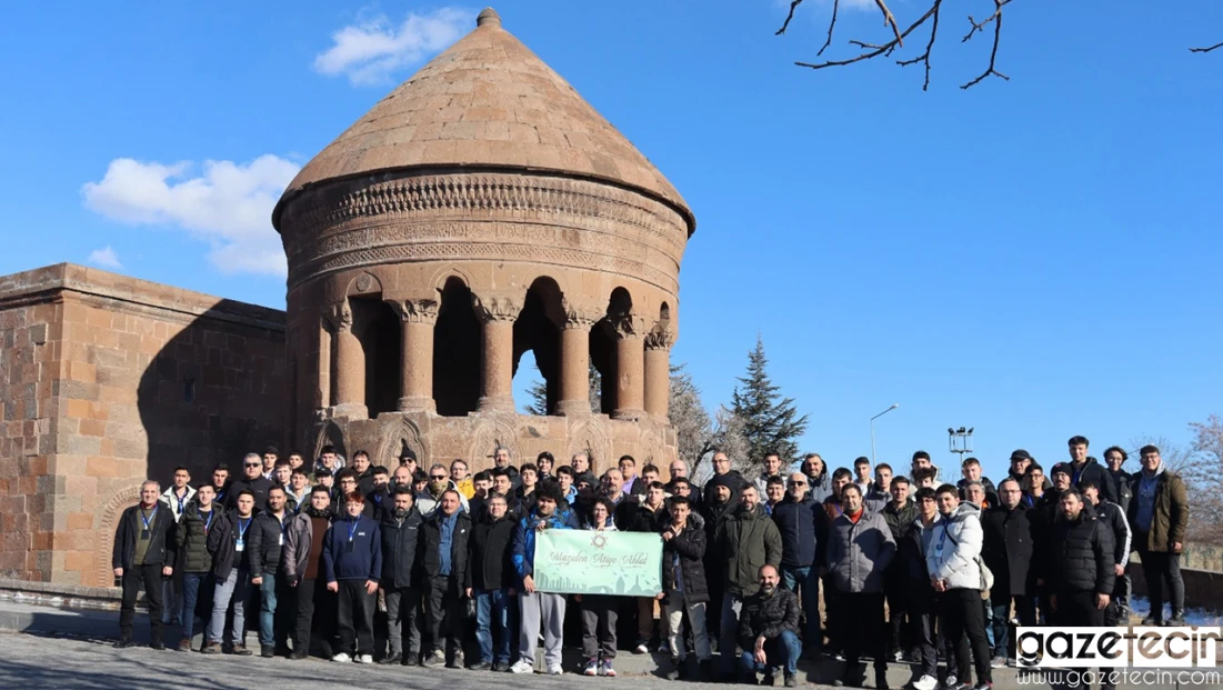 Maziden Atiye Ahlat projesinde dereceye giren öğrenciler Külliyede