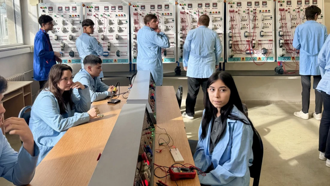 Meslek lisesi öğrencileri, elektrik panosuyla kodlama robotu üretiyor