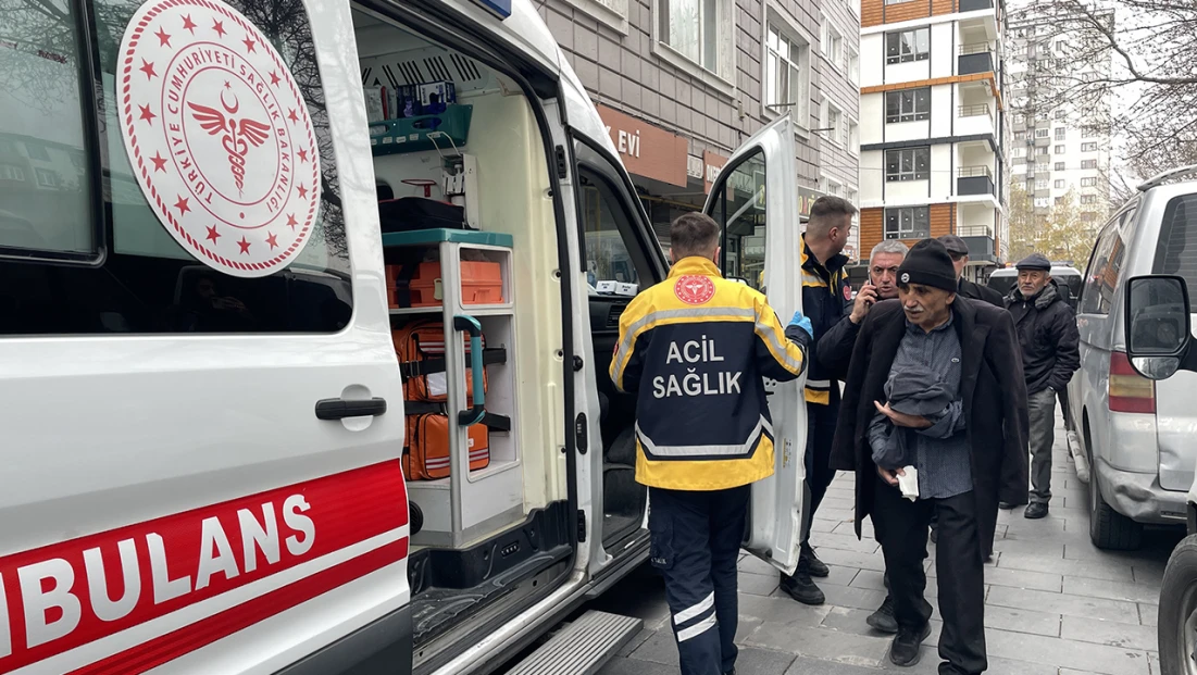 Psikolojik sorunları olan şahıs sokakta 3 kişiyi bıçakladı