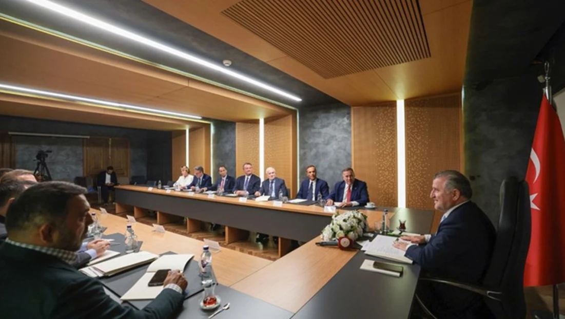 Türkiye ve EOC, 2027 Avrupa Oyunları İçin Ev Sahibi Ülke Anlaşması'nı imzaladı