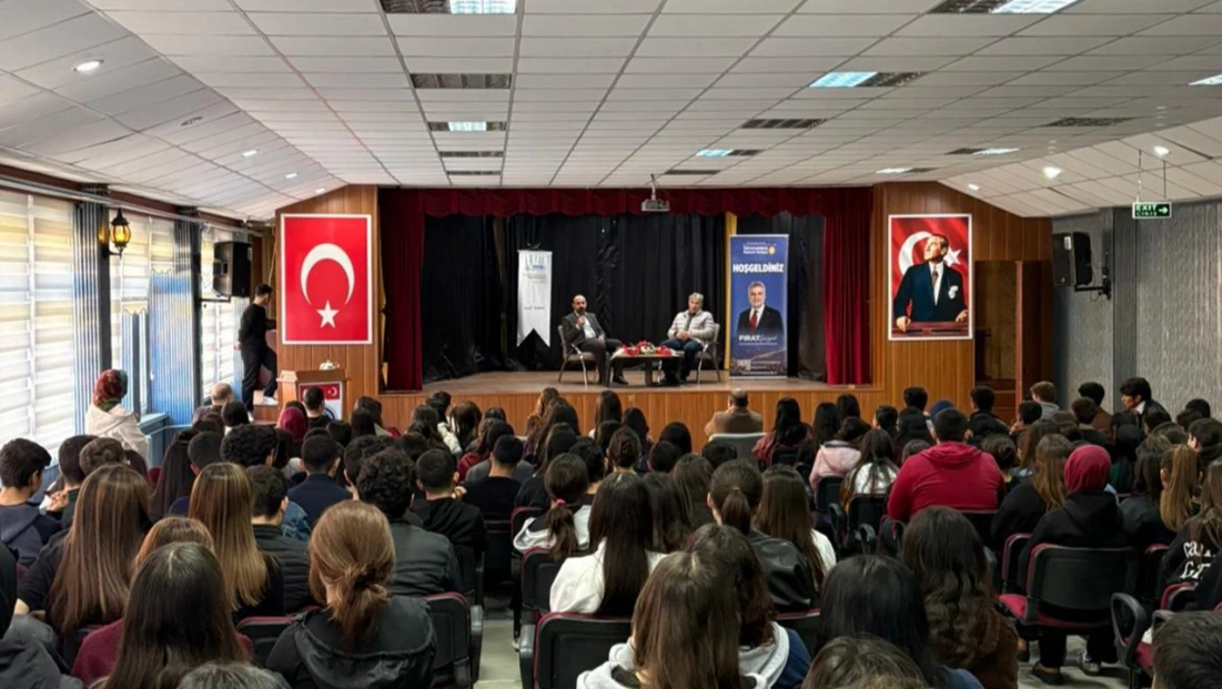 Yazar Mustafa Köneçoğlu, öğrencilerle buluştu