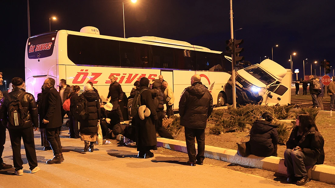 Yolcu otobüsü ile kamyonetin çarpıştığı kazada 5 kişi yaralandı