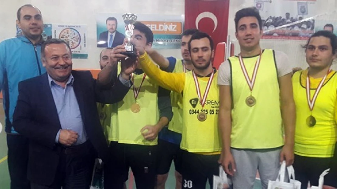 Voleybol Da Şampiyon: Necip Fazıl Halk Kütüphanesi!