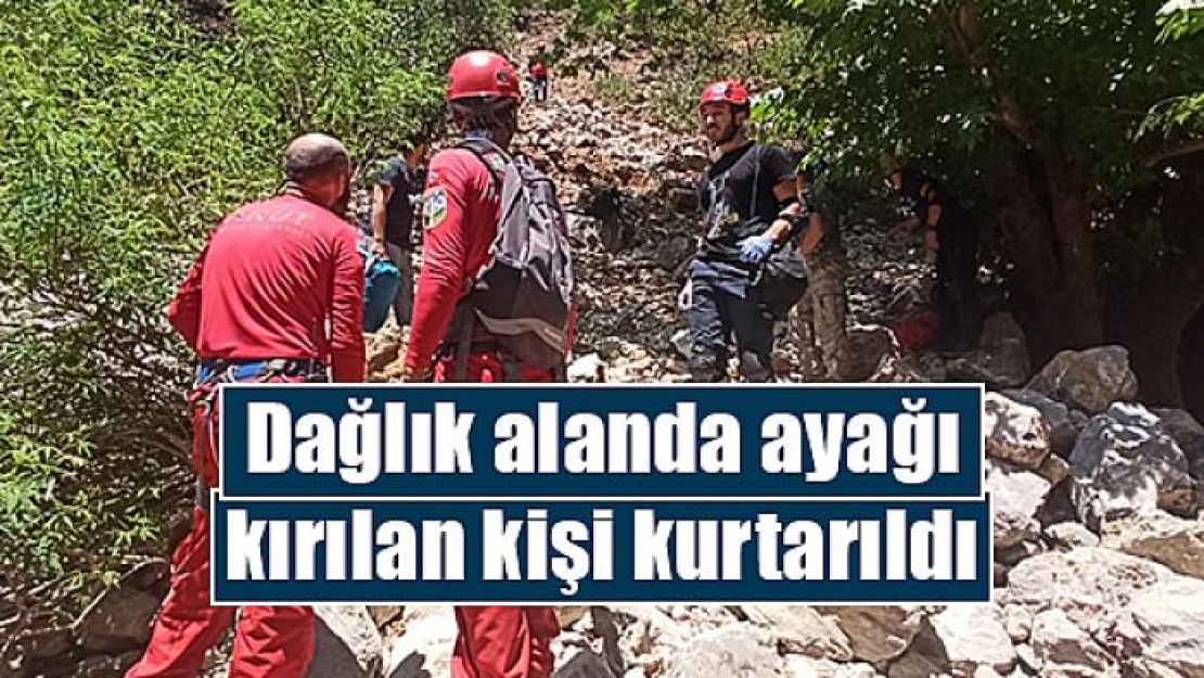 Dağlık alanda ayağı kırılan kişi kurtarıldı