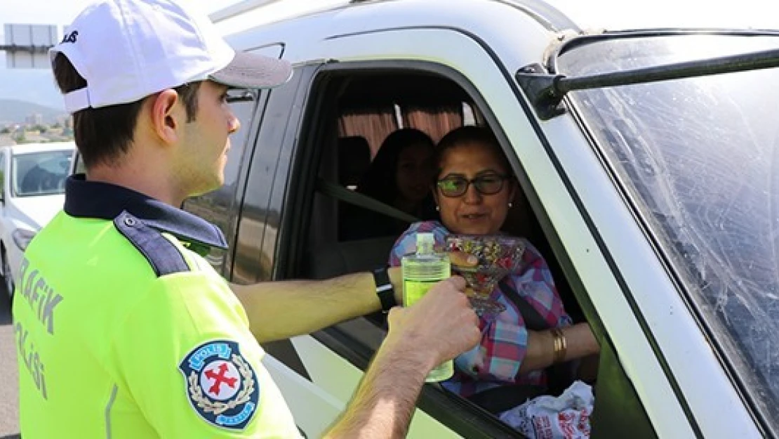 Trafik ekipleri vatandaşların bayramını kutladı!