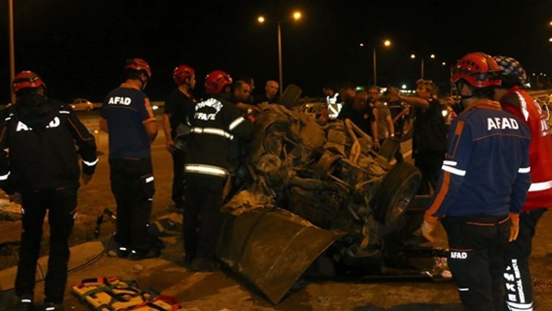 Kahramanmaraş'ta iki otomobil çarpıştı: 2'si ağır 7 yaralı!