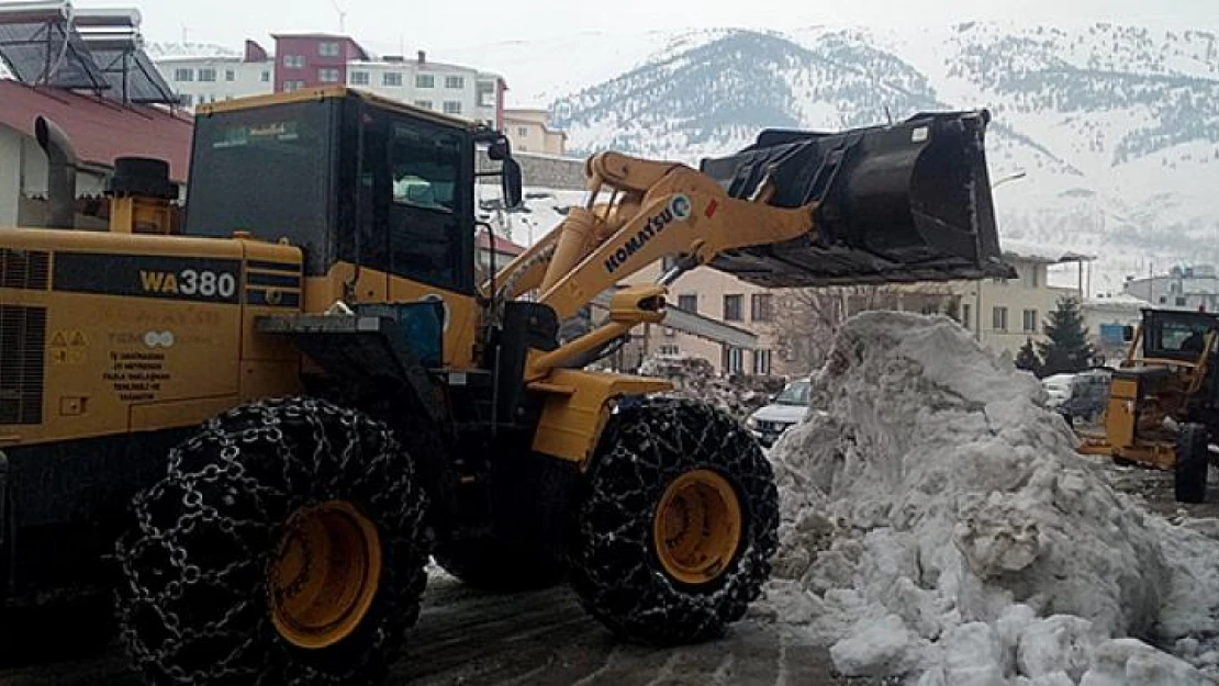 Çağlayancerit'te karla kapanan yollar açılıyor!