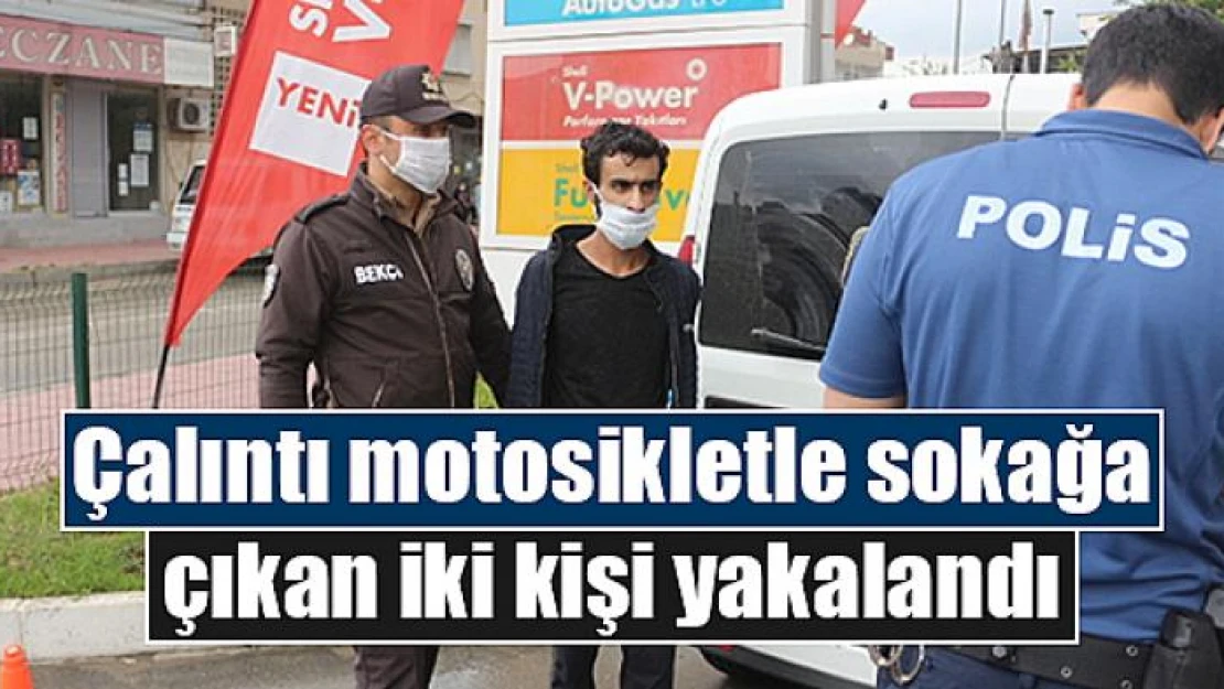 Çalıntı motosikletle sokağa çıkan iki kişi yakalandı