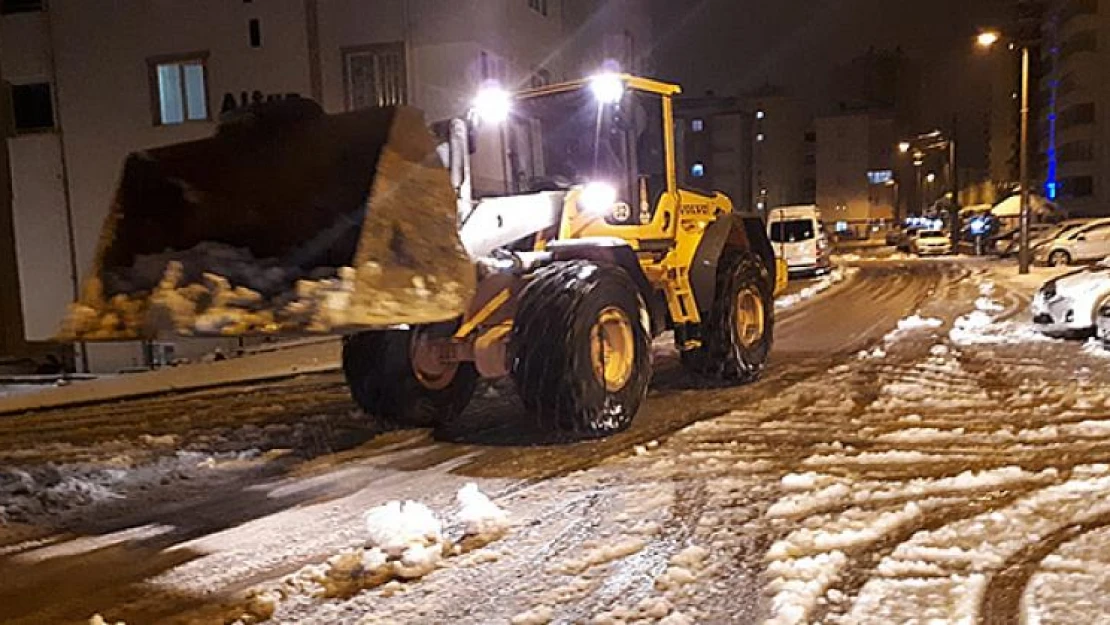 Onikişubat'ta belediye personelleri 7/24 çalışıyor!