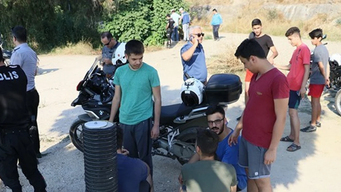 Nehre giren 3 genç elektrik akımına kapıldı!