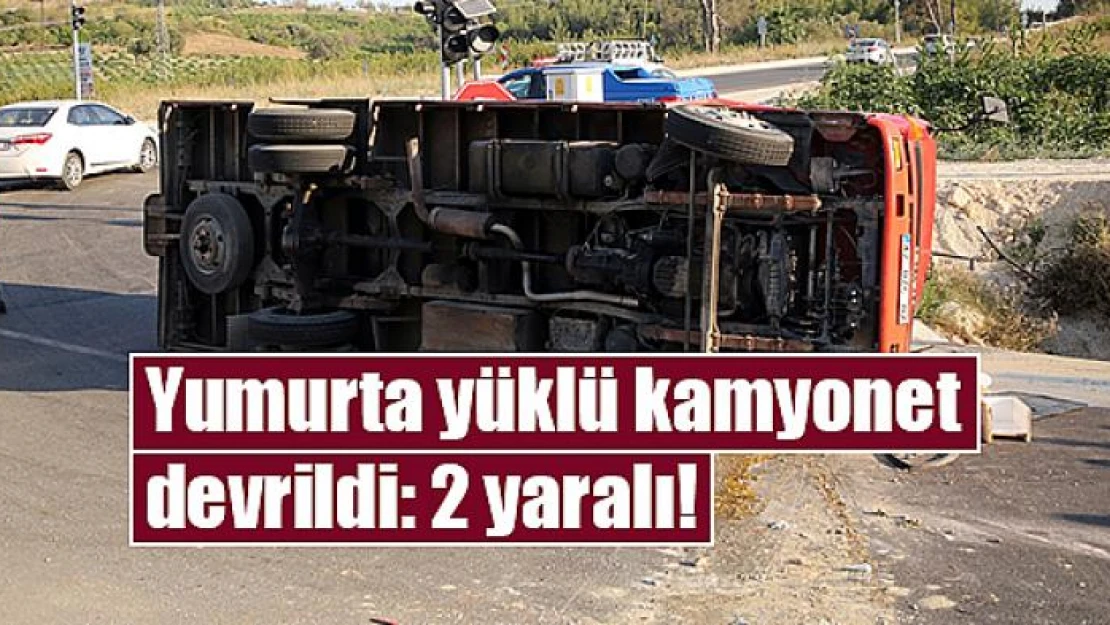 Yumurta yüklü kamyonet devrildi: 2 yaralı