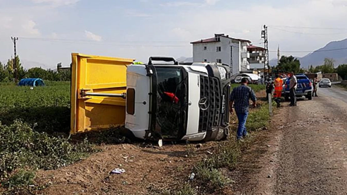 Kahramanmaraş'ta devrilen kamyonun sürücüsü yaralandı!