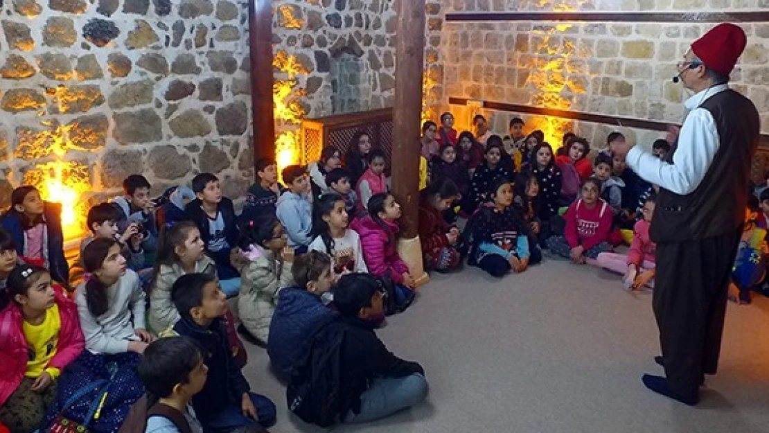 Kahramanmaraş'ta tarihi yerinde öğreniyorlar!