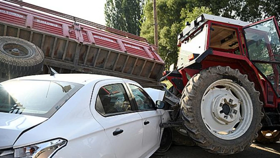 Kahramanmaraş'ta otomobil traktör römorkuna çarptı: 1 yaralı!