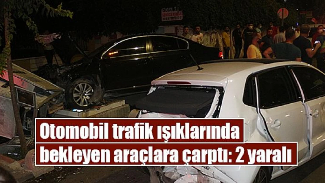 Otomobil trafik ışıklarında bekleyen araçlara çarptı: 2 yaralı