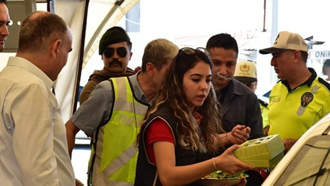 Vali Özkan, trafik denetleme noktalarında!