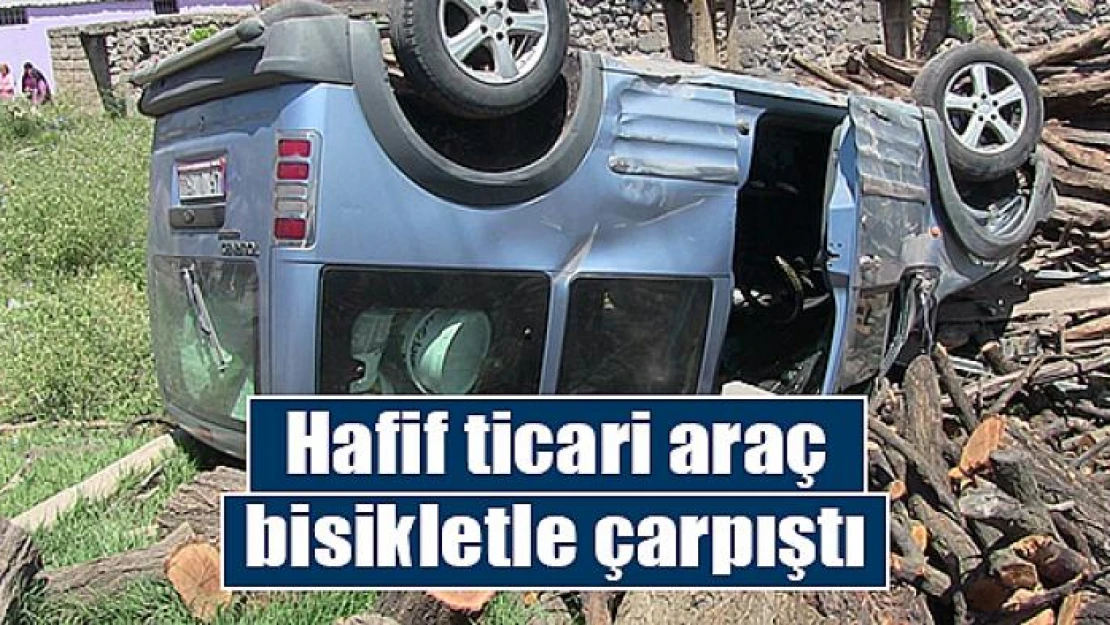 Hafif ticari araç bisikletle çarpıştı