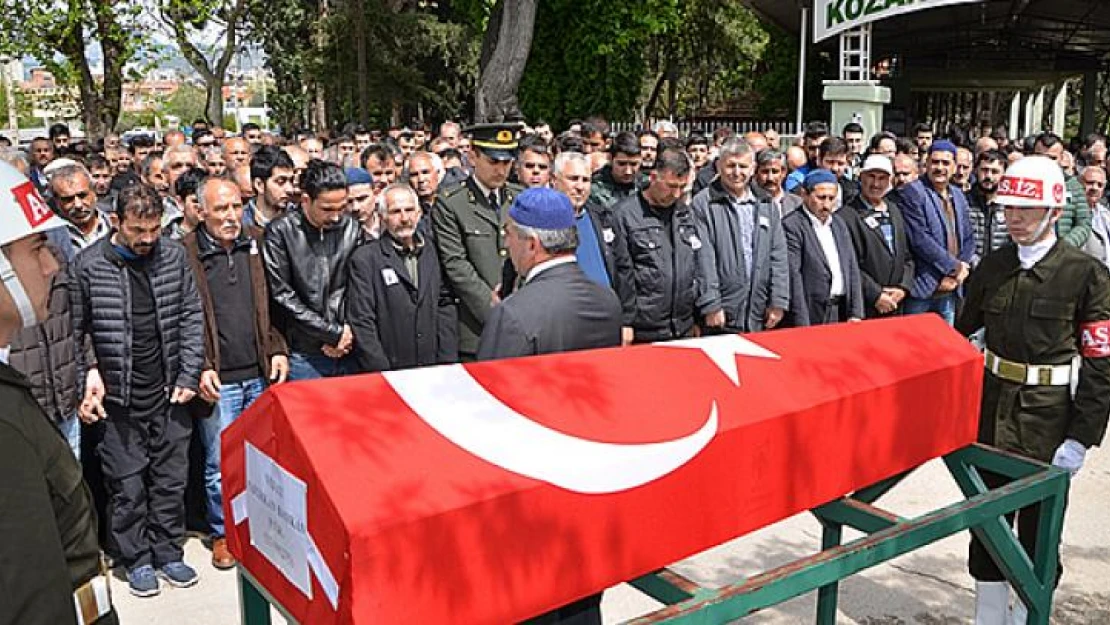 Askerlerin bulunduğu otomobilin kamyona çarpması!