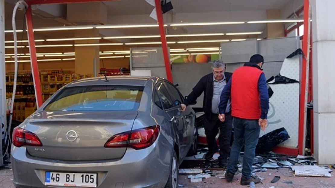 Kahramanmaraş'ta otomobil markete girdi!