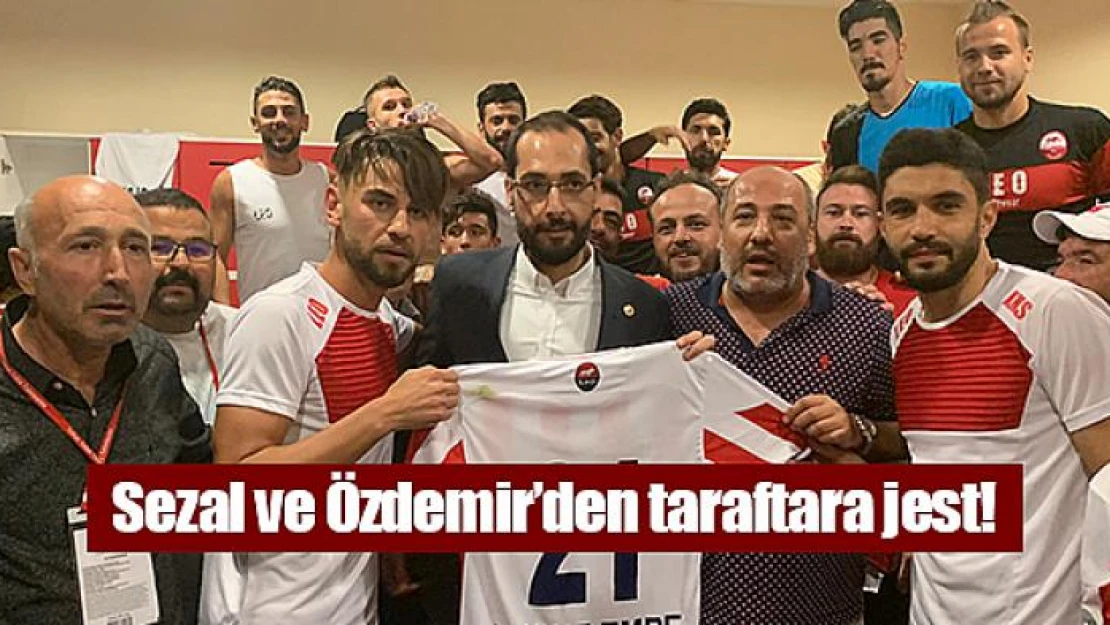 Sezal ve Özdemir'den taraftara jest!