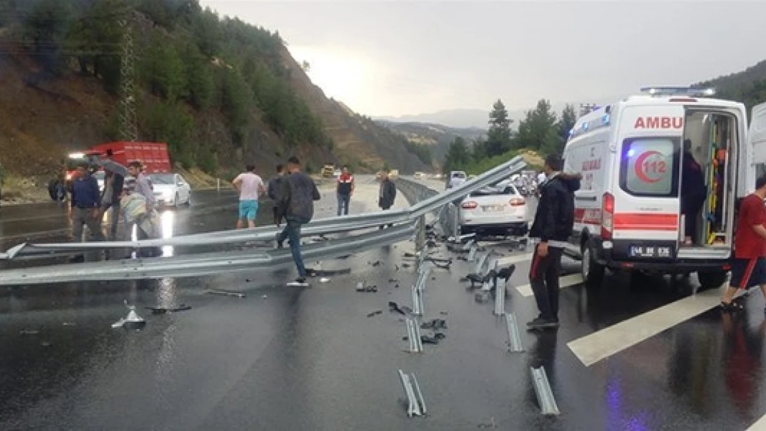 Kahramanmaraş'ta otomobil bariyerlere çarptı: yaralılar var!