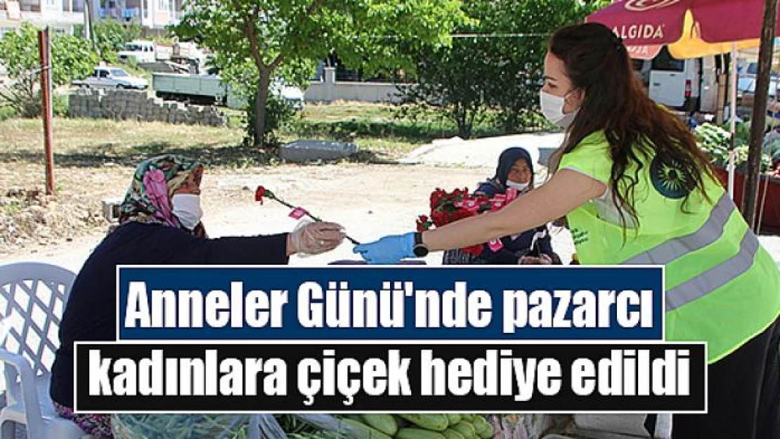 Anneler Günü'nde pazarcı kadınlara çiçek hediye edildi