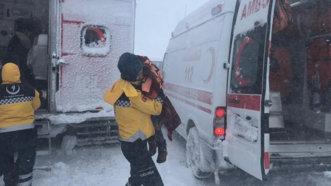 Kar paletli ambulanslar, Kahramanmaraş'ta kar kış dinlemiyor!