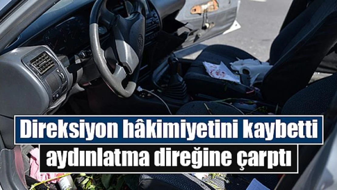 Direksiyon hâkimiyetini kaybetti aydınlatma direğine çarptı