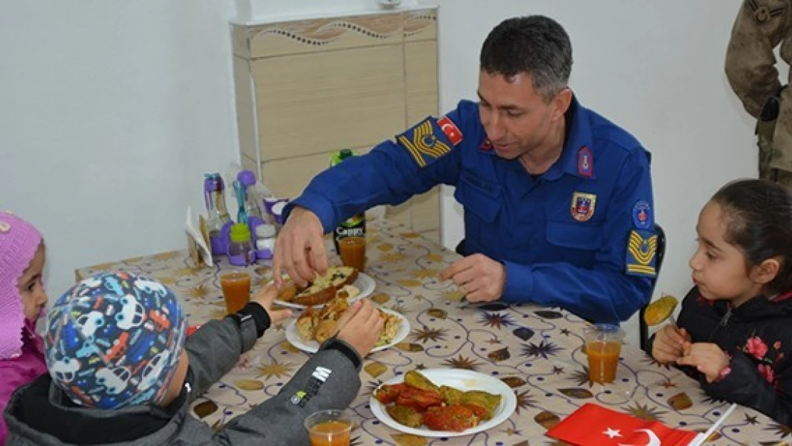 Minik öğrenciler hazırladıkları yemekleri askerlere ikram etti!