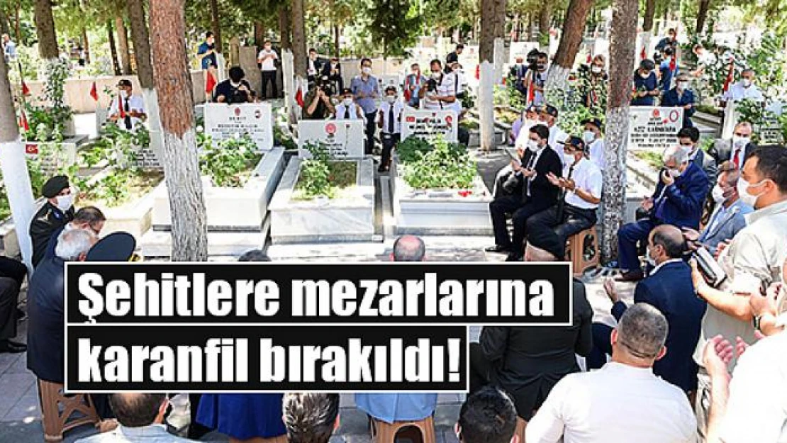 Şehitlere mezarlarına karanfil bırakıldı