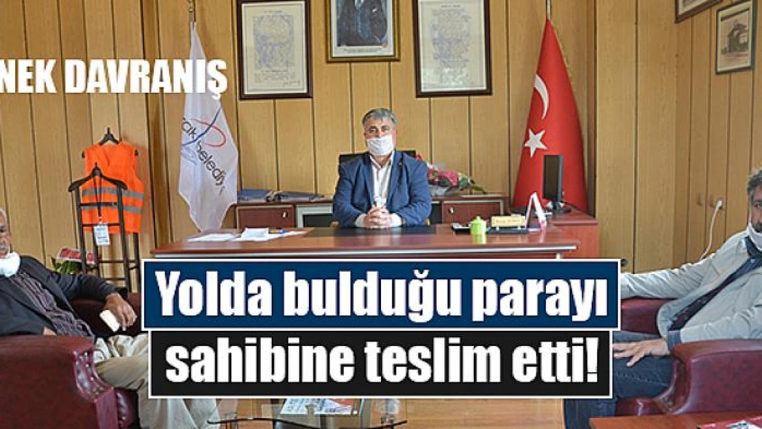 Yolda bulduğu parayı sahibine teslim etti!