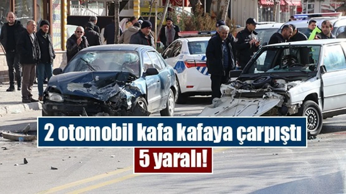 2 otomobil kafa kafaya çarpıştı: 5 yaralı!