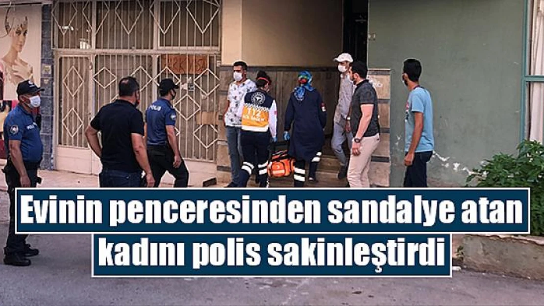 Evinin penceresinden sandalye atan kadını polis sakinleştirdi