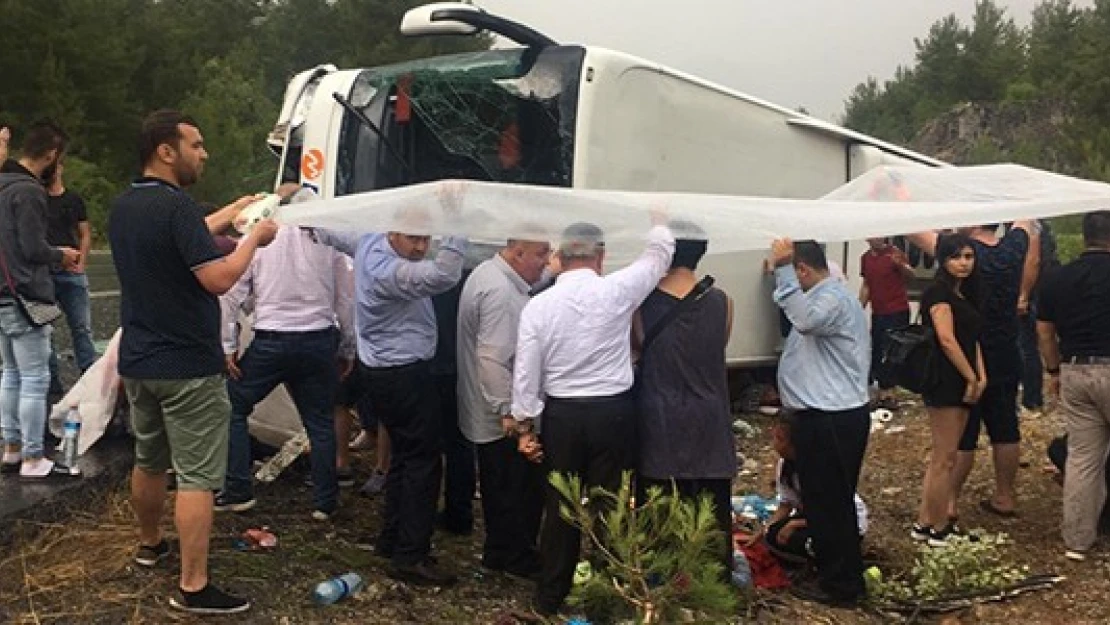 Yolcu otobüsü devrildi, çok sayıda yaralı var!